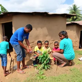 voluntários constroem casas para famílias em vulnerabilidade