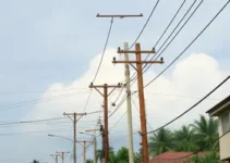 fios soltos em postes