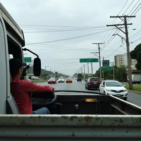 caminhão atinge fiação