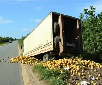 carreta com batatas tomba na SP-127